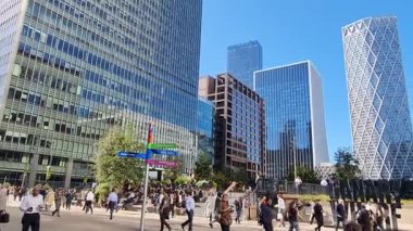 London UK - 7 Ekim 2025: Canary Wharf Meydanı 'nda yürüyen bir sürü insan