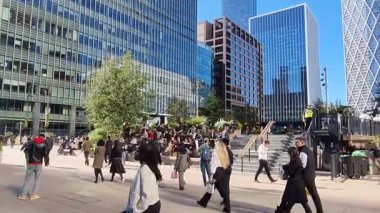 London UK - 7 Ekim 2025: Canary Wharf Meydanı 'nda yürüyen bir sürü insan