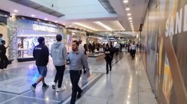 Londra, İngiltere - 7 Ekim 2025: İnsanlar öğle yemeği saatinde alışveriş merkezinde yürüyorlar, Canary Wharf