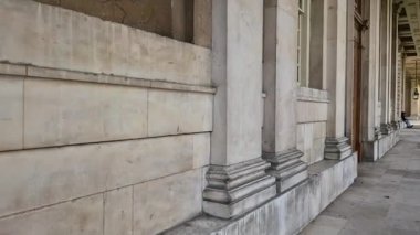 Londra, İngiltere - 22 Ekim 2025: Greenwich Üniversitesi, Deniz Koleji 'nin 18. yüzyılın başındaki sütununda yürümek
