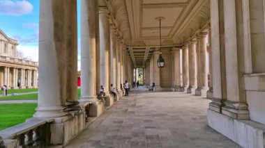 Londra, İngiltere - 22 Ekim 2025: Greenwich Üniversitesi, Deniz Koleji 'nin 18. yüzyılın başındaki sütununda yürümek