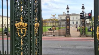 Londra, İngiltere - 22 Ekim 2025: Greenwich Klasik mimarisi, park kapısının yanında yürüyor, Greenwich Üniversitesi manzarası