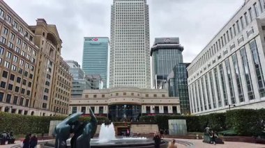 Londra, İngiltere - 31 Ekim 2025: Canary Wharf 'ta yürüyen insanların zaman aşımı
