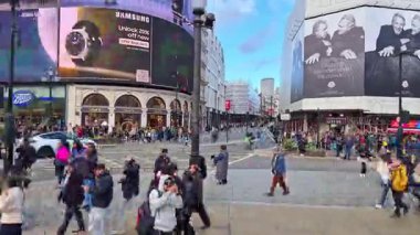 Londra, İngiltere - 2 Kasım 2025: Zaman aşımı, Waterloo tren istasyonunda yürüyen bir sürü insan kalkış için bekliyor