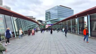 Londra, İngiltere - 27 Ekim 2025: Kalabalıkta zaman aşımı, Stratford uluslararası taşımacılık istasyonu, Ulaşım merkezi, otobüs durağı, metro, tren ve DLR bağlantı istasyonlarında yürüyen insanlar