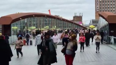 Londra, İngiltere - 27 Ekim 2025: Kalabalıkta zaman aşımı, Stratford uluslararası taşımacılık istasyonu, Ulaşım merkezi, otobüs durağı, metro, tren ve DLR bağlantı istasyonlarında yürüyen insanlar