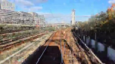 Londra, İngiltere - 27 Ekim 2025: DLR treniyle gün batımında limandan istasyona seyahat