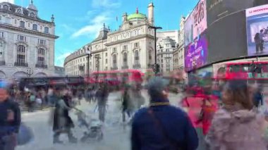 Londra, İngiltere - 25 Ekim 2025: Zaman atlamalı Piccadilly Sirki, kalabalık kavşağı geçiyor. Sokaklar trafikten geçilmiyor. Aralarında çok sayıda araba ve çift katlı ikonik otobüsler de var..