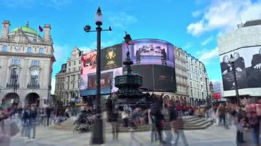 Londra, İngiltere - 25 Ekim 2025: Zaman atlamalı Piccadilly Sirki, kalabalık kavşağı geçiyor. Sokaklar trafikten geçilmiyor. Aralarında çok sayıda araba ve çift katlı ikonik otobüsler de var..