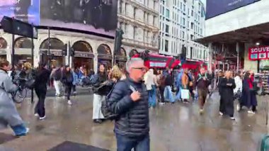 Londra, İngiltere - 25 Ekim 2025: Time-Lapse Oxford Sirki, kavşaktaki kalabalık. Otomobiller ve otobüsler de dahil olmak üzere araçlar, yayalar her yönden geçerken işlek caddelerde geziniyorlar.