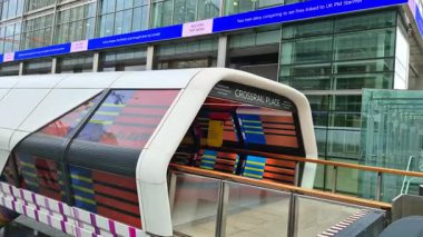 Londra, İngiltere - 3 Ekim 2025: Birçok insan Canary Wharf 'ta metro hatları arasında yürüyor, değişiklik yapıyor, işe gidiyor. Yürüyen tünel, Elizabeth hattına geç.