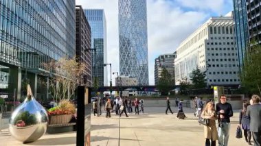 London UK - 30 Ekim 2025: Canary Wharf 'ın panoramik manzarası, iş ve finans alanı gri yağmurlu günde