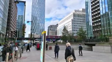 Londra İngiltere - 31 Ekim 2025: Canary Wharf bankacılık ve iş alanında çalışan DLR treni, iç rıhtım manzaralı. Ofis ve şirket binaları