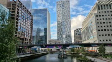 London UK - 30 Ekim 2025: Canary Wharf 'ın panoramik manzarası, iş ve finans alanı gri yağmurlu günde