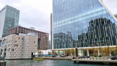 London UK - 30 Ekim 2025: Canary Wharf 'ın panoramik manzarası, iş ve finans alanı gri yağmurlu günde