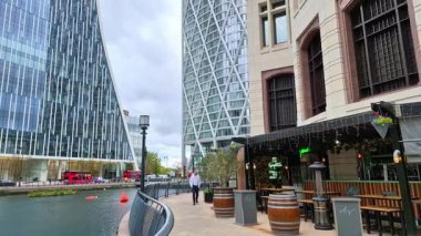 London UK - 30 Ekim 2025: Canary Wharf 'ın panoramik manzarası, iş ve finans alanı gri yağmurlu günde