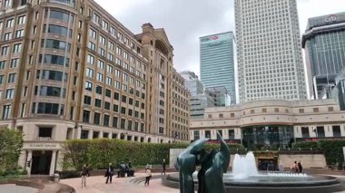 Londra, İngiltere - 23 Ekim 2025: Canary Wharf Canada Meydanı, ofis ve gökdelenler