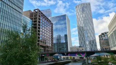 London UK - 30 Ekim 2025: Canary Wharf 'ın panoramik manzarası, iş ve finans alanı gri yağmurlu günde