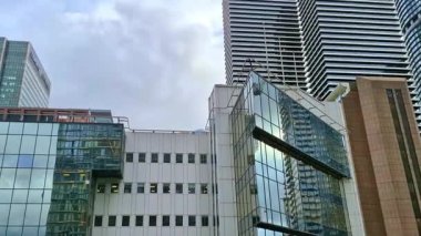 Londra, İngiltere - 3 Ekim 2025: Canary Wharf, iş ve bankacılık alanlarının güzel arkhitektürü