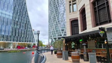 Londra, İngiltere - 23 Ekim 2025: Canary Wharf, öğle yemeği saatinde yürüyen bir sürü insan, ama şehir hayatı