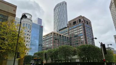 Londra, İngiltere - 23 Ekim 2025: Canary Wharf Canada Meydanı, ofis ve gökdelenler