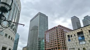 Londra, İngiltere - 23 Ekim 2025: Canary Wharf Canada Meydanı, ofis ve gökdelenler