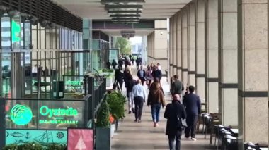 Londra, İngiltere - 23 Ekim 2025: Canary Wharf, öğle yemeği saatinde yürüyen bir sürü insan, ama şehir hayatı