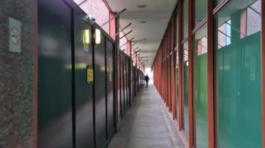 Londra İngiltere - 30 Ekim 2025: Kanarya Rıhtımı 'ndaki gökdelenler arasındaki uzun geçitte yürümek