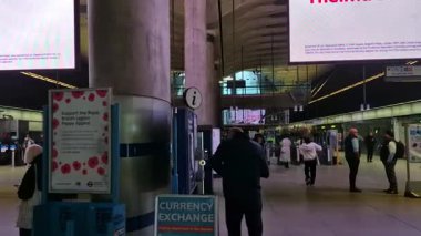 Londra, İngiltere - 31 Ekim 2025: Canary Wharf tren istasyonu ve birçok yürüyen insan