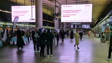 Londra, İngiltere - 31 Ekim 2025: Canary Wharf tren istasyonu ve birçok yürüyen insan
