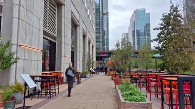 Londra, İngiltere - 3 Ekim 2025: Kanarya Rıhtımı 'nda öğle yemeği saatinde yürüyen bir sürü insan