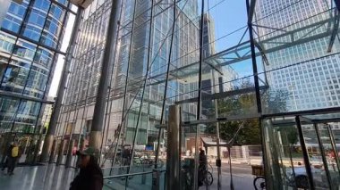 Londra, İngiltere - 7 Ekim 2025: Canary Wharf 'taki modern gökdelenin lobisinden çıkan insanlar