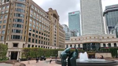 Londra, İngiltere - 23 Ekim 2025: Canary Wharf Canada Meydanı, ofis ve gökdelenler