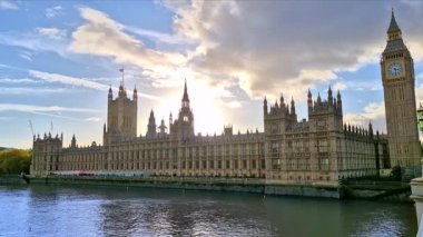 Londra, İngiltere - 2 Kasım 2025: Gün batımında Büyük Ben ve Parlamento Binaları, caddelerde, otobüslerde ve taksilerde yürüyen bir sürü insan