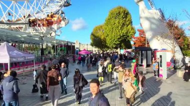 Londra, İngiltere - 2 Kasım 2025: Yeni Londra Gözü 'nü park edin ve güneşli günün tadını çıkarın. Kraliçenin arzusu.