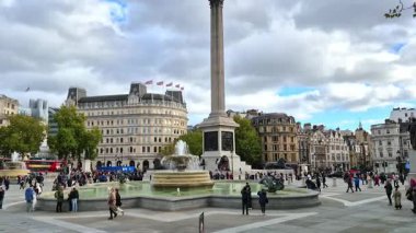 Londra, İngiltere - 24 Ekim 2025: Trafalgar Meydanı, birçok yürüyen insan, turist, çeşme ve yolda trafik