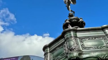 Londra, İngiltere - 25 Ekim 2025: Piccadilly Circus, kalabalık kavşağı geçiyor. Sokaklar trafikten geçilmiyor. Aralarında çok sayıda araba ve çift katlı ikonik otobüsler de var..