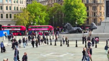 Londra, İngiltere - 25 Ekim 2025: Piccadilly Circus, kalabalık kavşağı geçiyor. Sokaklar trafikten geçilmiyor. Aralarında çok sayıda araba ve çift katlı ikonik otobüsler de var..