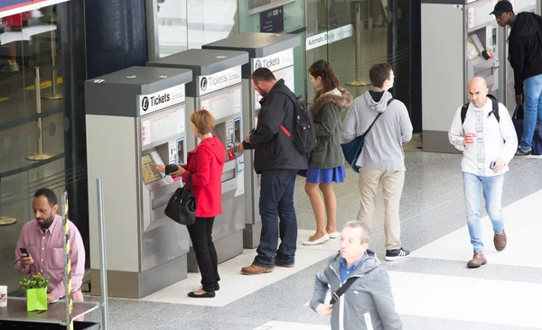 Liverpool street station met veel mensen, Londen — Stockfoto