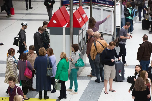 多くの人々 は、ロンドンのリバプール ・ ストリート駅 — ストック写真