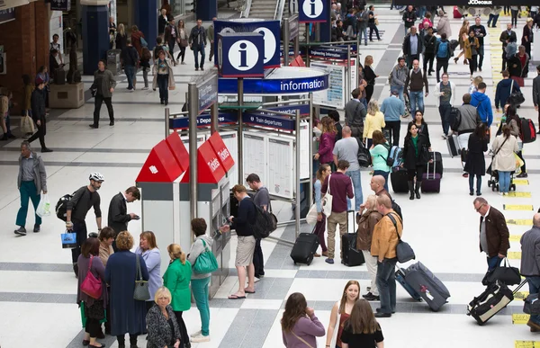 Liverpool street station met veel mensen, Londen — Stockfoto