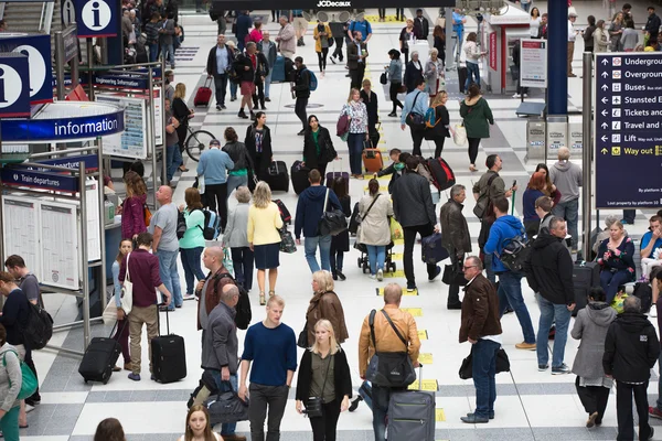 Liverpool street train station with lots of people, London — Stock Photo, Image