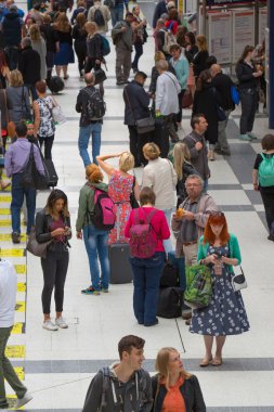 Bir sürü insan, Londra ile Liverpool street tren istasyonu