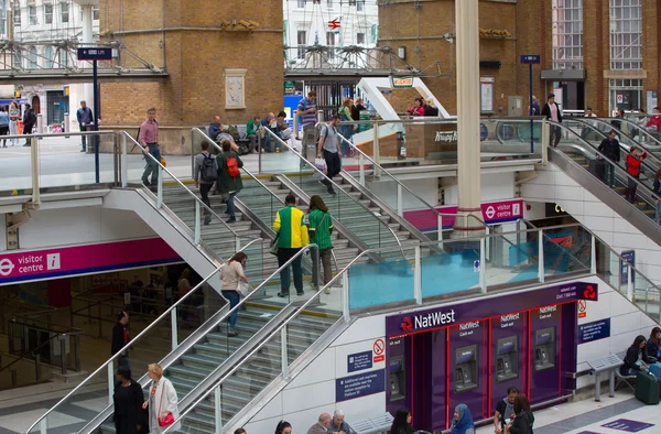 Σιδηροδρομικό σταθμό Liverpool street με πολλά άτομα, Λονδίνο — Φωτογραφία Αρχείου