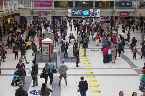 Vlakové nádraží Liverpool street se spoustou lidí, Londýn — Stock fotografie