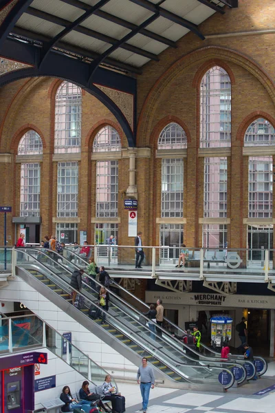 Liverpool jernbanestasjon med mange mennesker, London – stockfoto