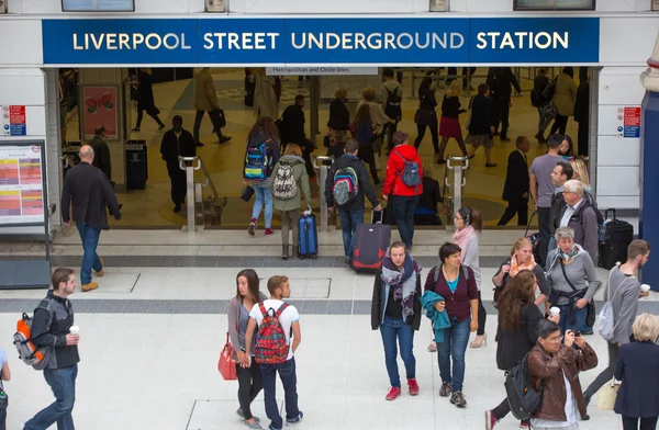 Σιδηροδρομικό σταθμό Liverpool street με πολλά άτομα, Λονδίνο — Φωτογραφία Αρχείου