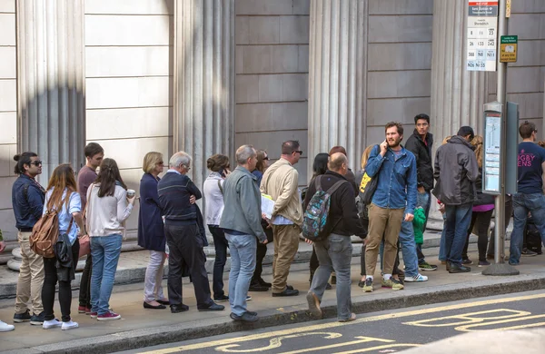 LONDON UK - SEPTEMBER 19, 2015: Queue on the Bank street. People waiting to see Bank of England in open day event — 스톡 사진