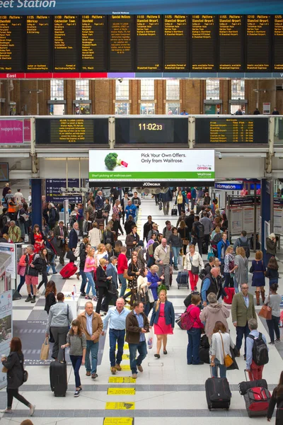 Liverpool rua estação de trem com muitas pessoas, Londres — Fotografia de Stock