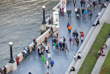 Londra Birleşik Krallık - 19 Eylül 2015 - birçok kişi Thames Nehri tarafından yürüyüş. Londra hafta sonu